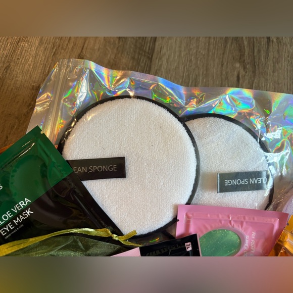 Assorted Skincare and Beauty Set - Picture 5 of 6